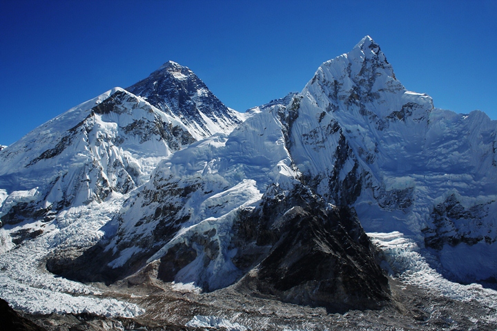 El Everest se está saturando de la basura y excrementos de los excursionistas