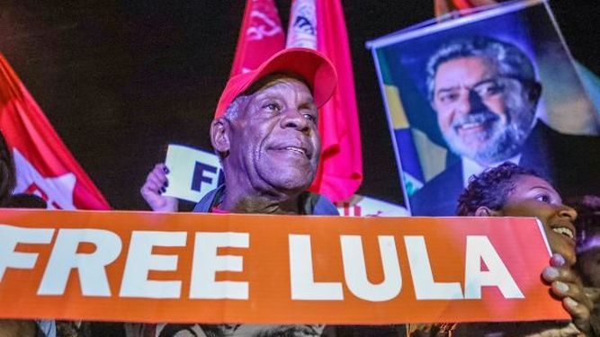 Danny Glover se reunió con Lula Da Silva en la celda de Curitiba