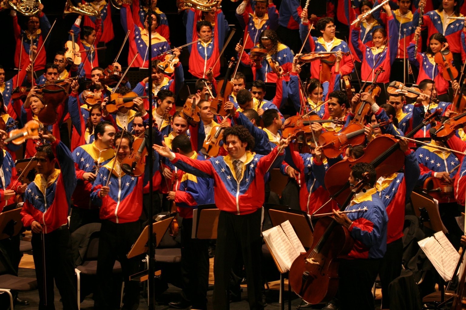 Sinfónica Simón Bolívar ofrece en Venezuela repertorio latinoamericano