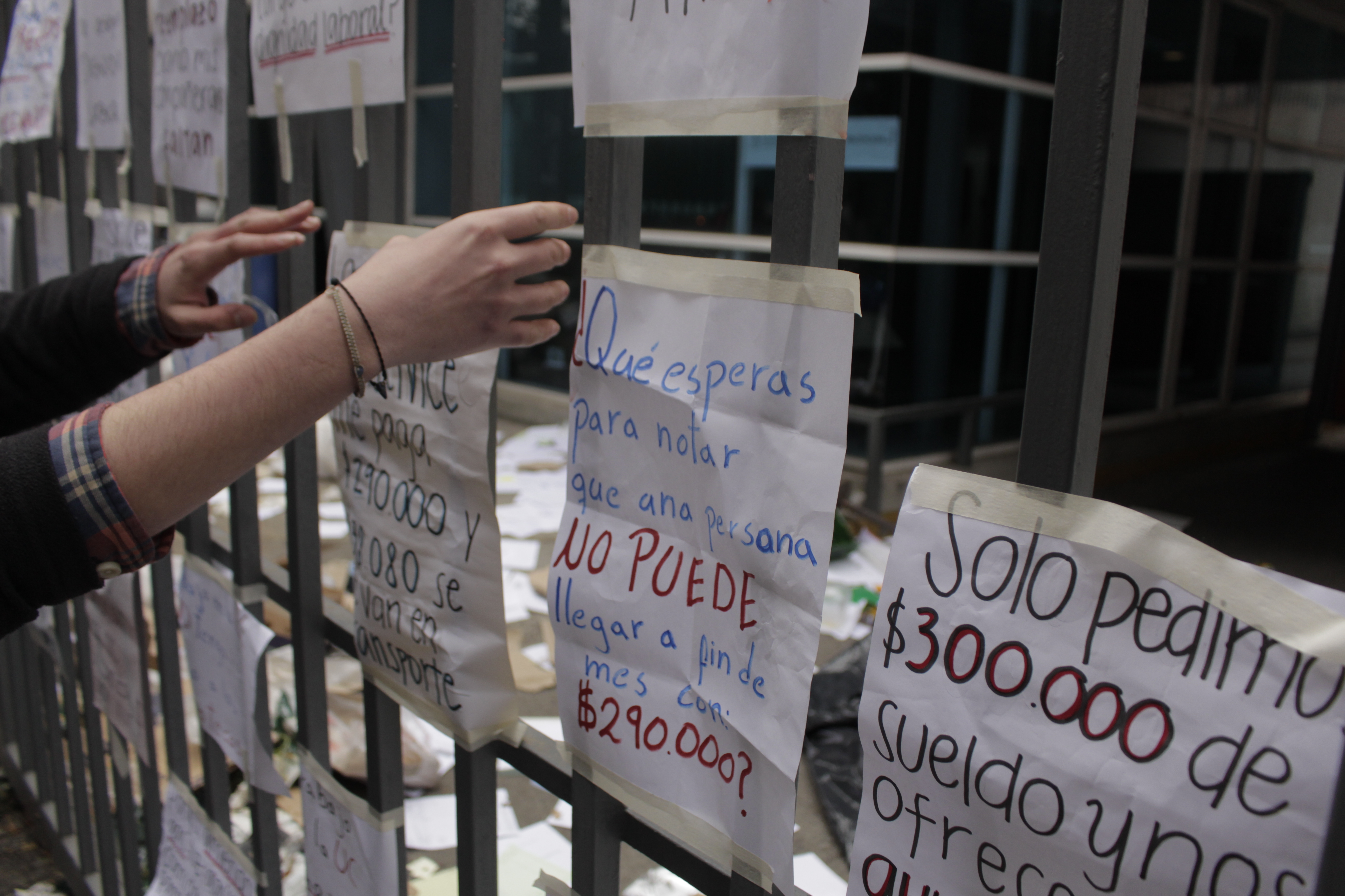 Empresa les ofrece $2.500 de aumento salarial: Trabajadoras subcontratadas UC comenzaron huelga