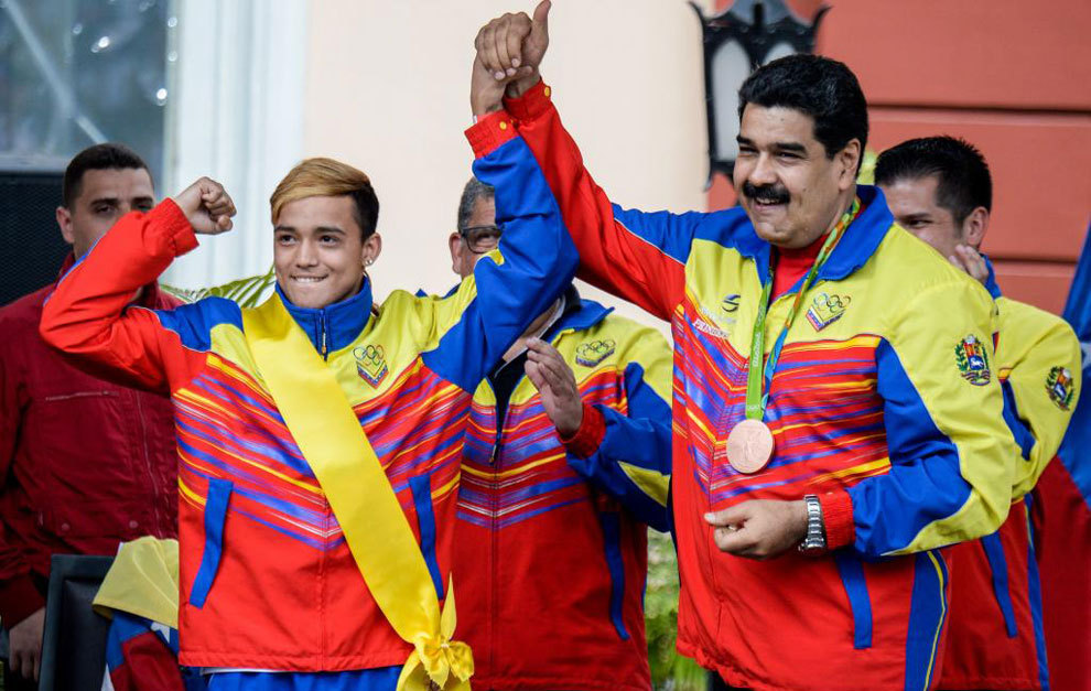 Maduro con atletas