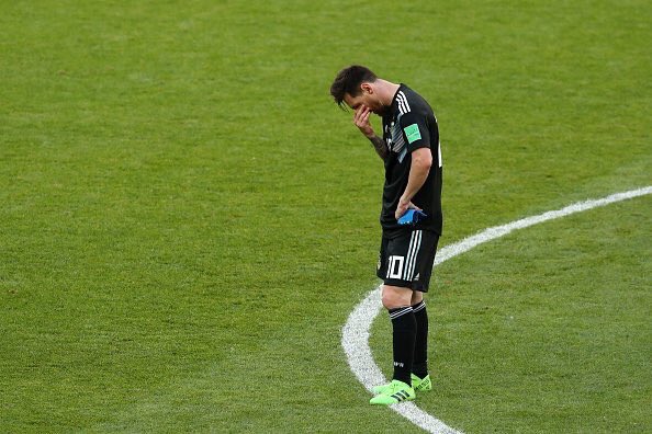 Messi se lamenta por haber errado el penal ante Islandia