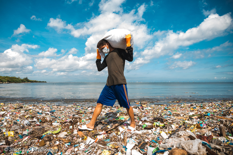Multinacionales anuncian reducciones en uso de plástico