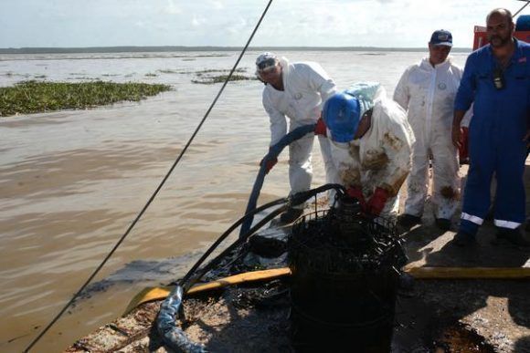 Autoridades ambientales trabajan para controlar derrame en refinería cubana