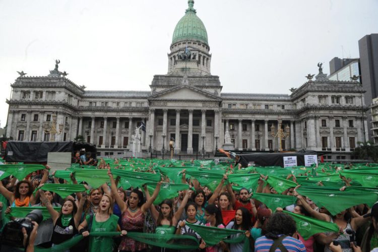 Diputados argentinos aprueban histórica ley que legaliza el aborto