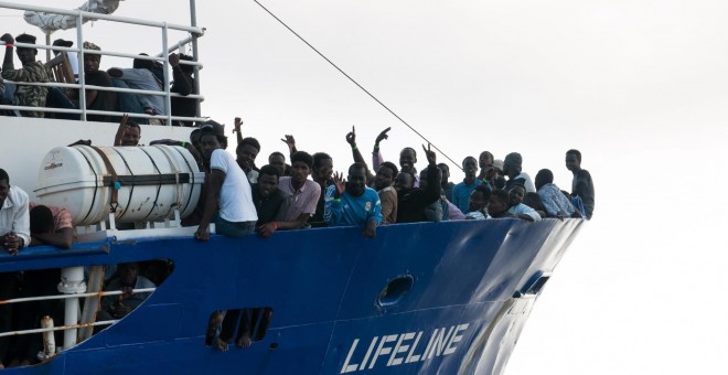 Italia insiste en criminalizar a las ONG que rescatan inmigrantes