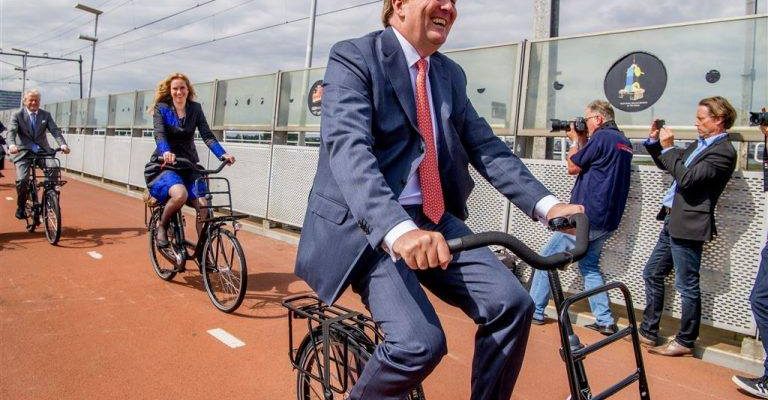 holandeses en bicicleta para el trabajo