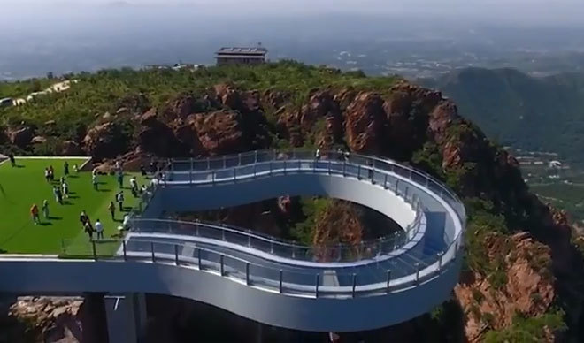 El puente de cristal con forma de herradura más largo del mundo (+VIDEO)