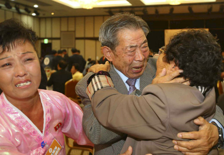 Las dos Coreas acuerdan reunir en agosto a familias separadas por la guerra