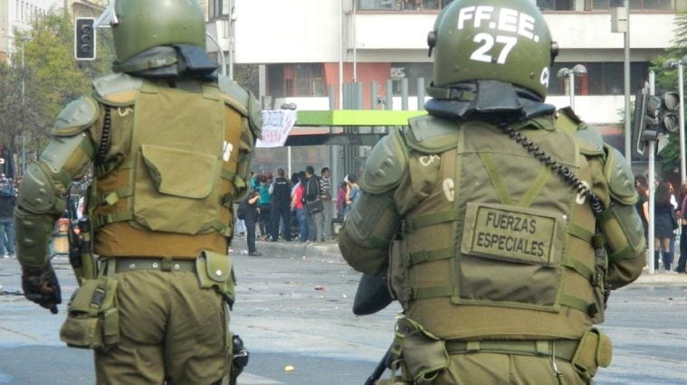 «Lo único que sabe hacer Piñera es reprimir»: Luis Mesina tras violento actuar de FFFE contra marcha en Santiago