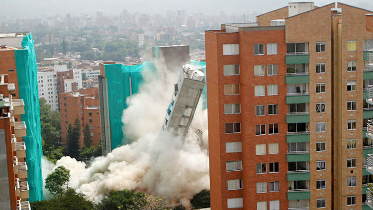 Derrumban un edificio de 18 pisos en Colombia (+video)