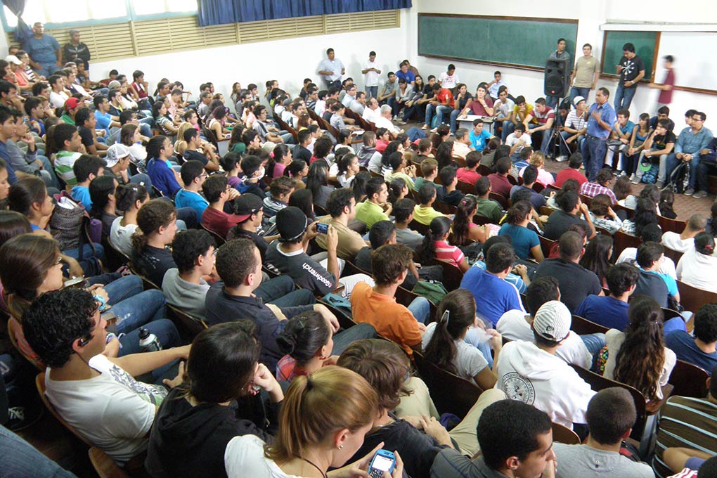 Gobierno venezolano ajustará tablas salariales de profesores universitarios