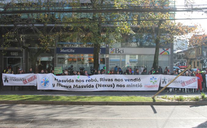 Huelga en Isapre Nueva Masvida: Trabajadores marcharon por mejoras laborales en Concepción
