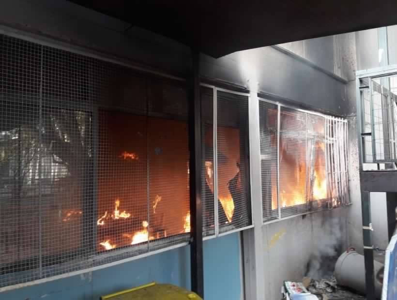 Alcalde de Santiago evalúa «cerrar el semestre» tras incendio en el Liceo Amunátegui
