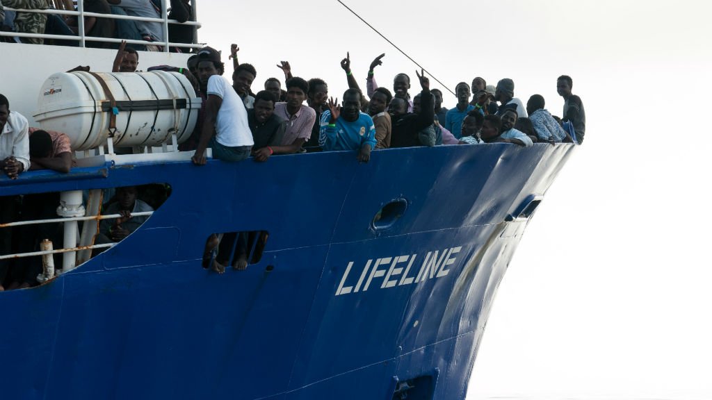 Barco Lifeline atracó en Malta después de seis días de espera