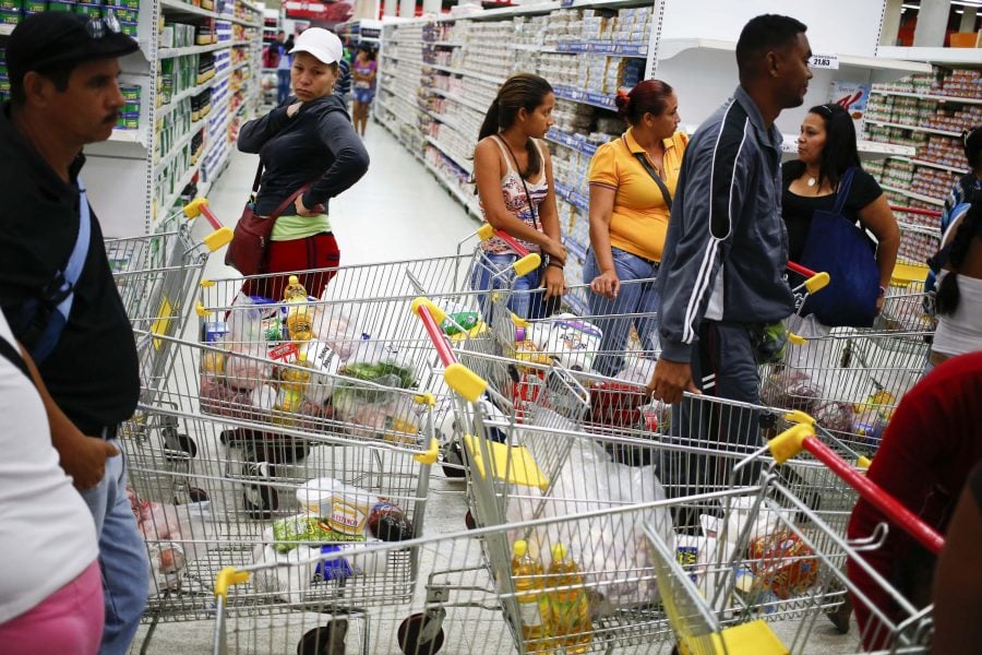 Gobierno venezolano se sentó con empresarios para acordar precios