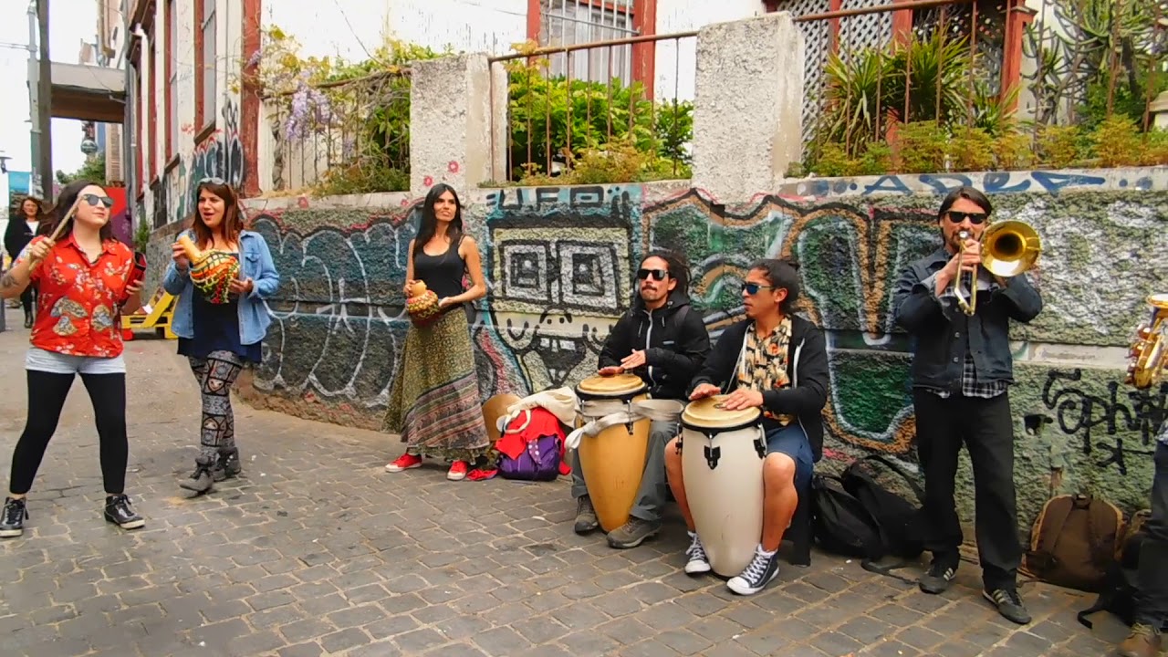 Valparaíso: Municipio y organizaciones trabajan norma para ordenar el trabajo de los artistas callejeros