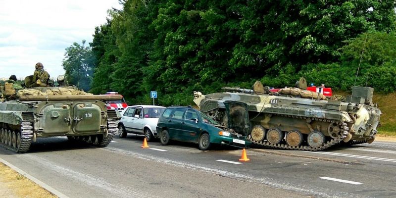 Tanque de guerra pierde el control y aplasta un coche con dos personas (+Vídeo)