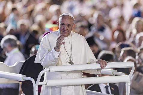 Papa critica doble moral de la iglesia para ayudar a los más pobres