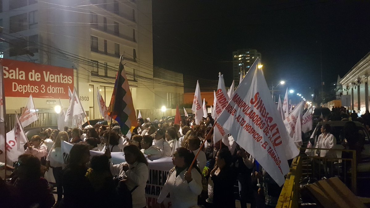 Piñera es recibido con protesta en Iquique: Manipuladoras de alimentos se manifestaron a su llegada