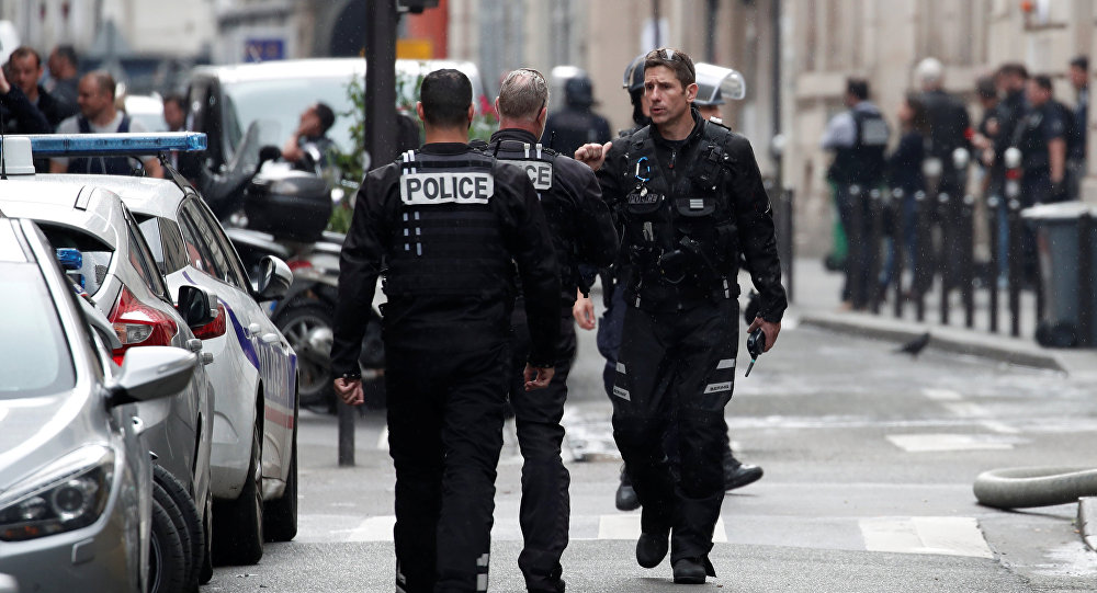 (Video y fotos) Un hombre armado toma rehenes en París