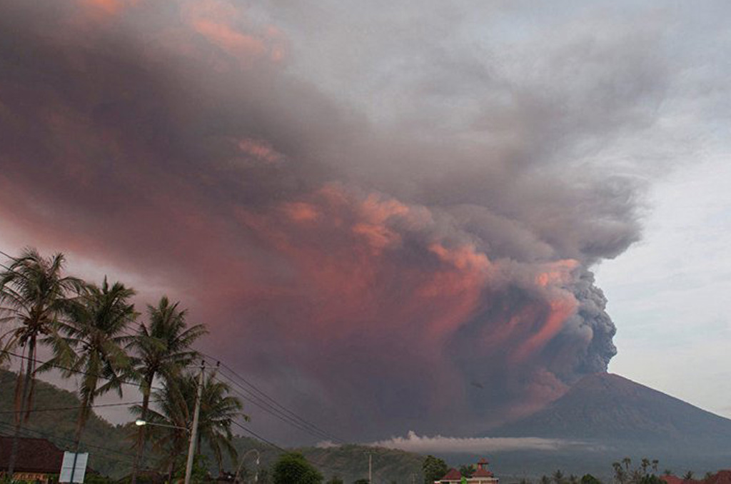 Volcán en emergencia, cerro vuelos en aeropuerto en bali