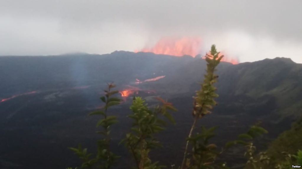 Volcán Sierra Negra entró en erupción en Ecuador