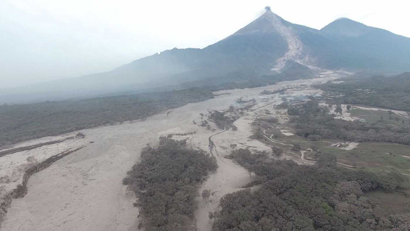 Baja la actividad del volcán de fuego y asciende a 69 la cifra de muertos en Guatemala