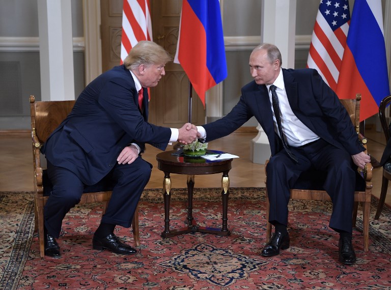 Republicanos y demócratas calificaron de «vergonzoso y traidor» a Trump por reunirse con Putin