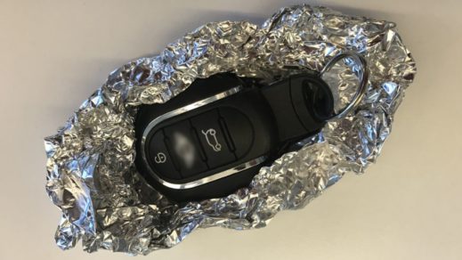 Entérate de por qué es bueno cubrir las llaves del auto con papel aluminio