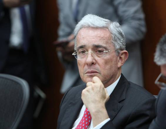 Justicia vincula formalmente a Uribe en caso de soborno y fraude procesal