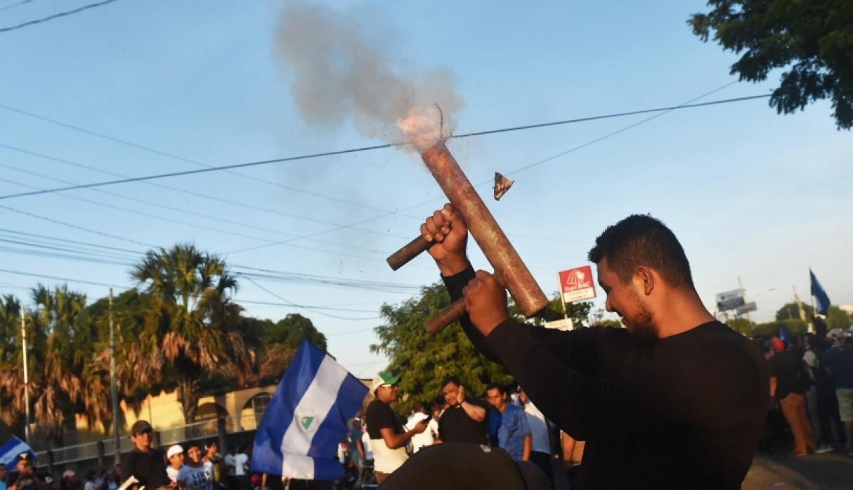 Grupos violentos mataron a cuatro policías y a un maestro en Nicaragua