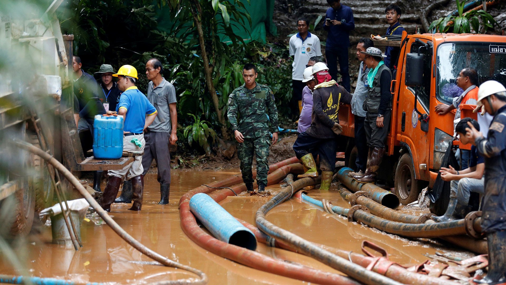 Evalúan estrategias para sacar a niños atrapados en cueva de Tailandia