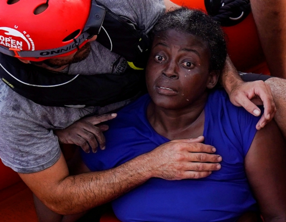 (+FOTOS) Rescatada inmigrante que sobrevivió 48 horas aferrada a un bote en el Mediterráneo