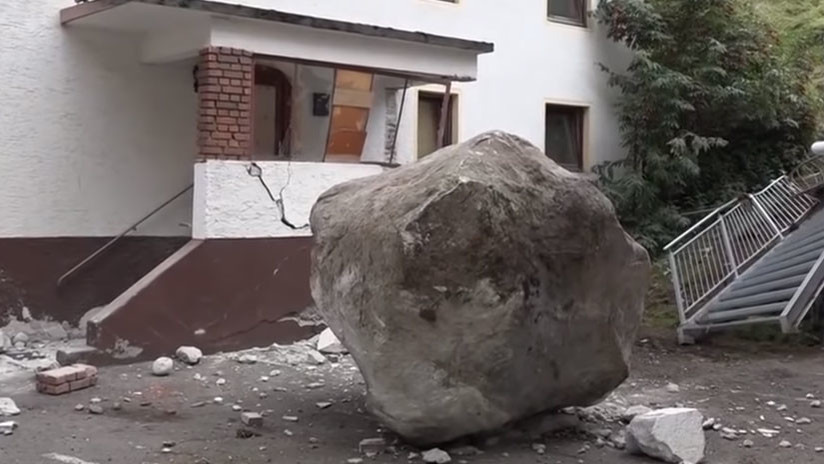 (+Vídeo) Roca gigante se abalanza contra pobladores en Solden