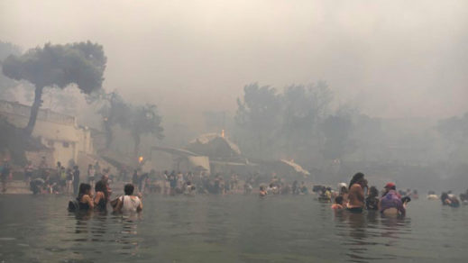 Griegos se refugian en el mar para evadir incendios (+VIDEO)