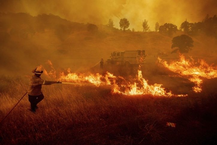 Evacuadas familias californianas por incremento del fuego en los condados