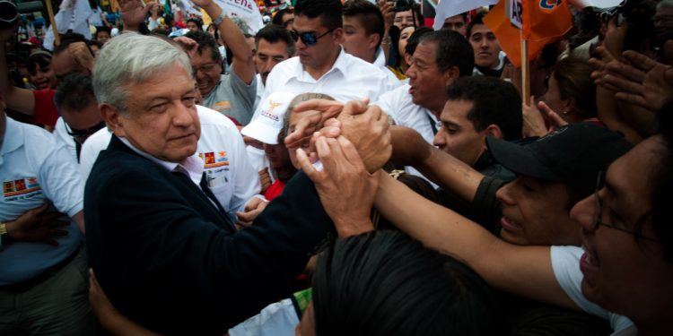 AMLO pide al Congreso revertir la privatización del agua y la reforma educativa