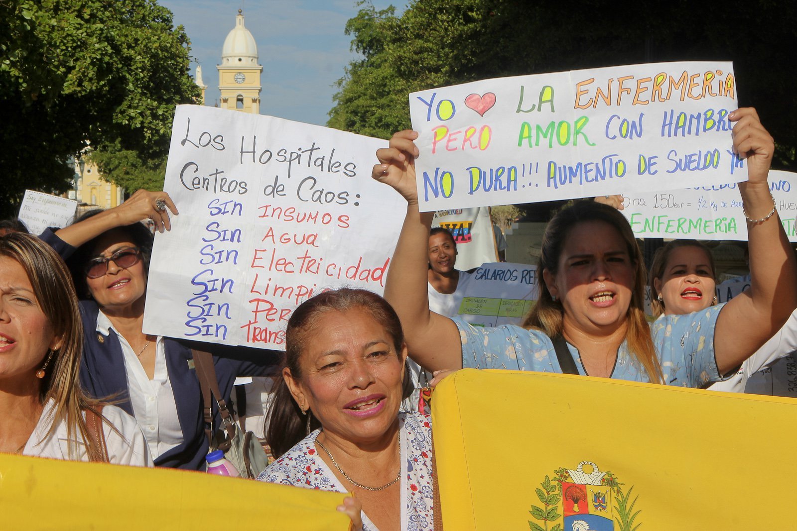 Enfermeros venezolanos llevan 25 días en paro por mejoras salariales
