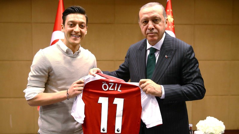 Mesut Özil recibe duras críticas por despedirse de la selección alemana