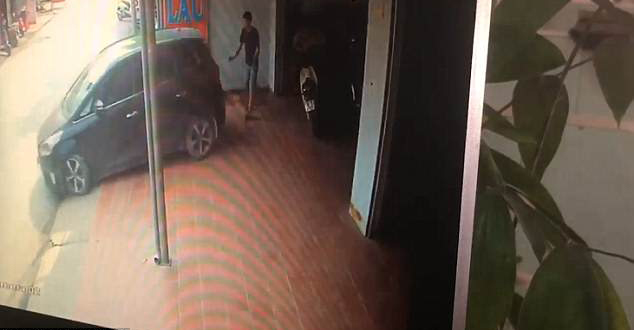 Intentaba ayudar a una mujer a estacionarse y fue aplastado contra la pared (+VIDEO)