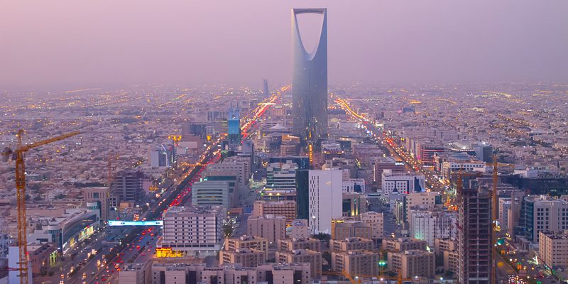 Arabia Saudí sobrepasa en junio el nivel de producción estipulado en el acuerdo petrolero