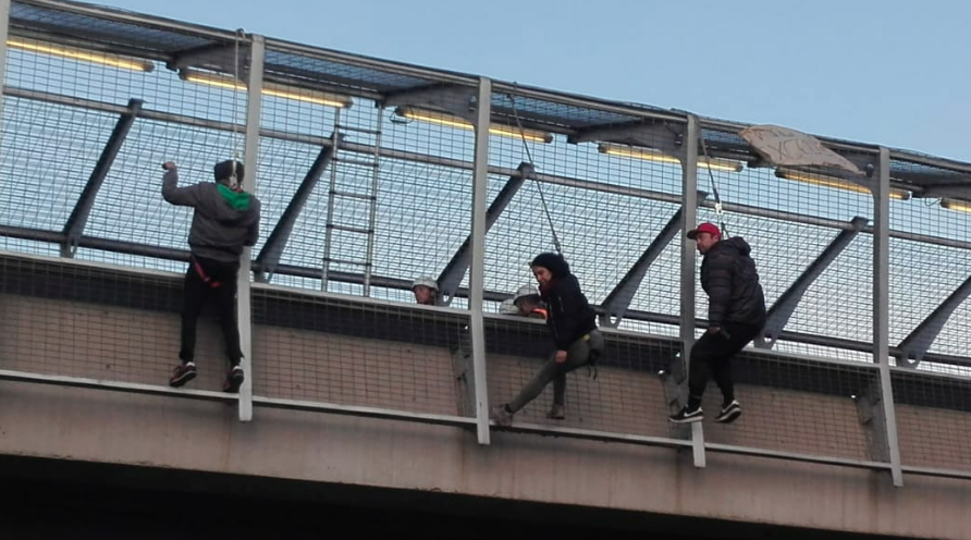 Vecinos de Peñalolén protestan colgados tras fallo que impide construcción de viviendas sociales en comunidad ecológica