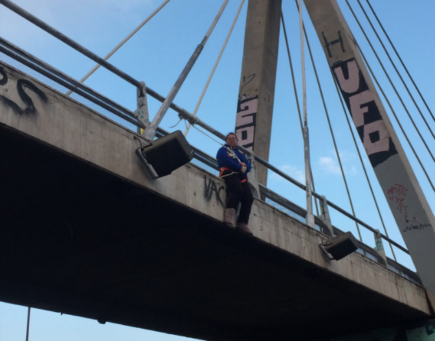 Mujer se cuelga del puente Huérfanos para denunciar irregularidades en municipio de Santiago