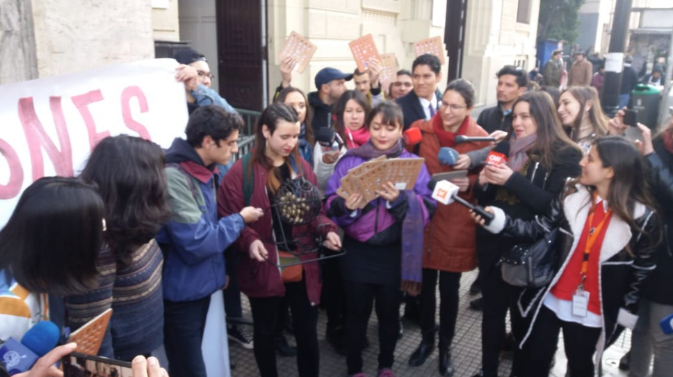 Secundarios exigen salida de Varela tras polémica por bingos: “Hágale un favor a la educación chilena y váyase”