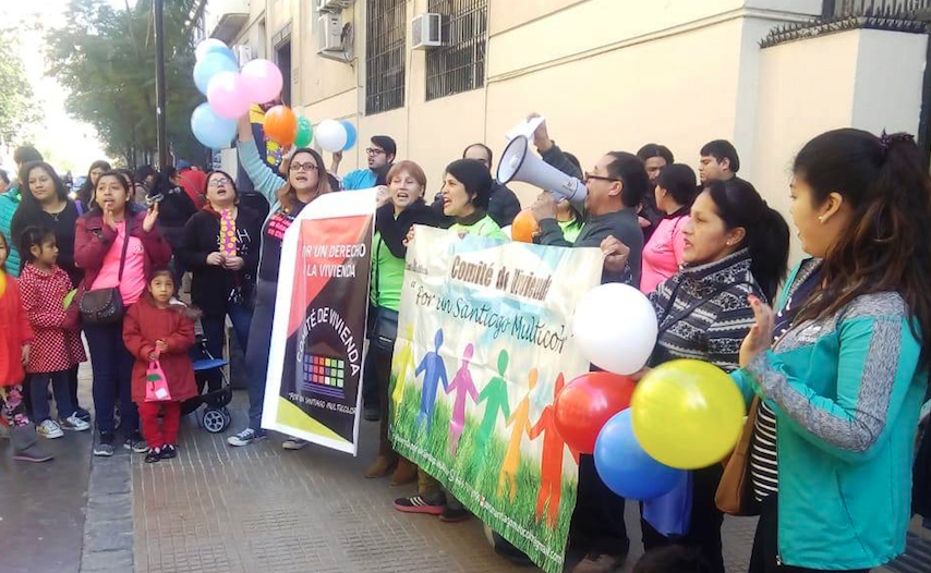 Vecinos de Santiago exigen viviendas sociales en la comuna y se reúnen con ministro Mönckeberg