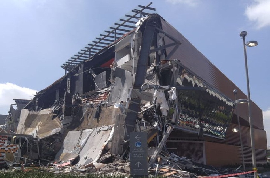 Parte del centro comercial Artz se desplomó en la Ciudad de México