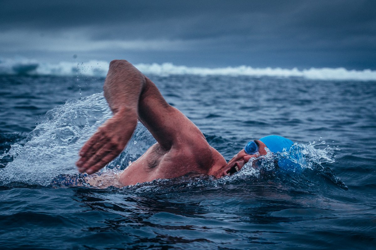 Nadador comienza una travesía de 560 kilómetros a favor de los océanos