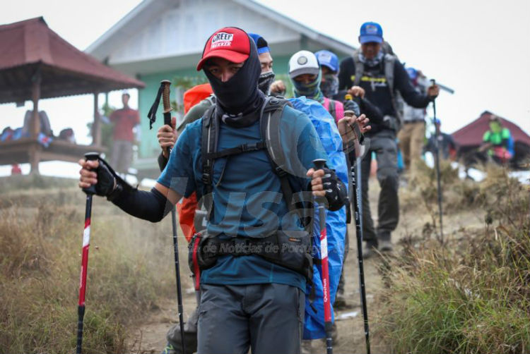 «Toda la montaña se movía, las piedras caían. Tuve miedo», senderista rescatado de un volcán en Indonesia