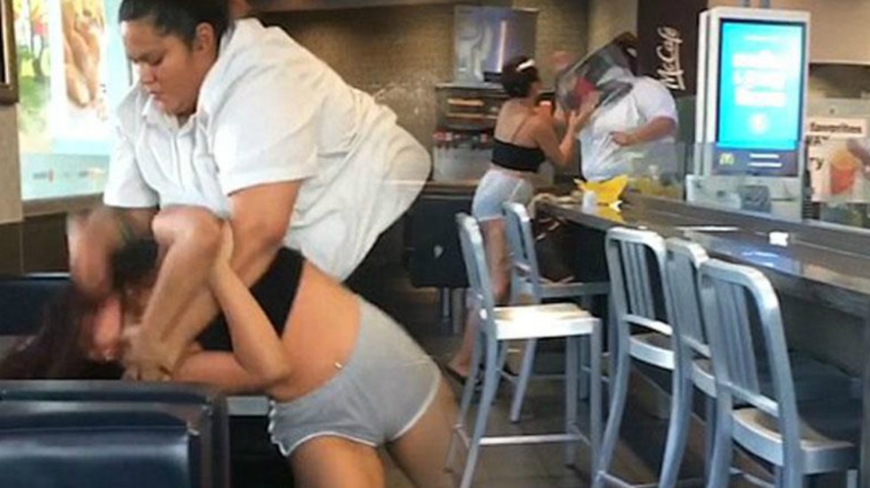 Golpiza brutal en McDonald’s por un refresco (+VIDEO)